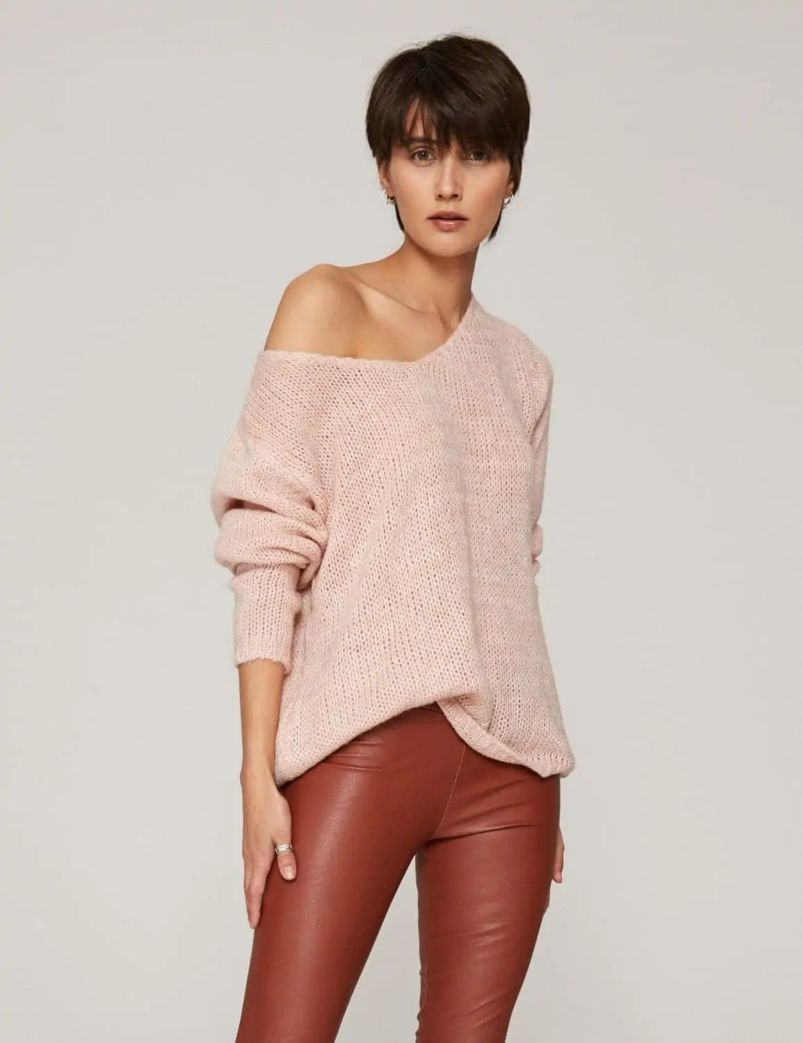 sweter-o-luznym-splocie-pastelowy-roz-01 (1)