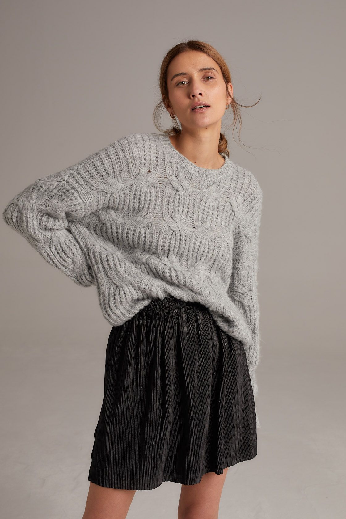 sweter-oversize-z-warkoczami-szary-1