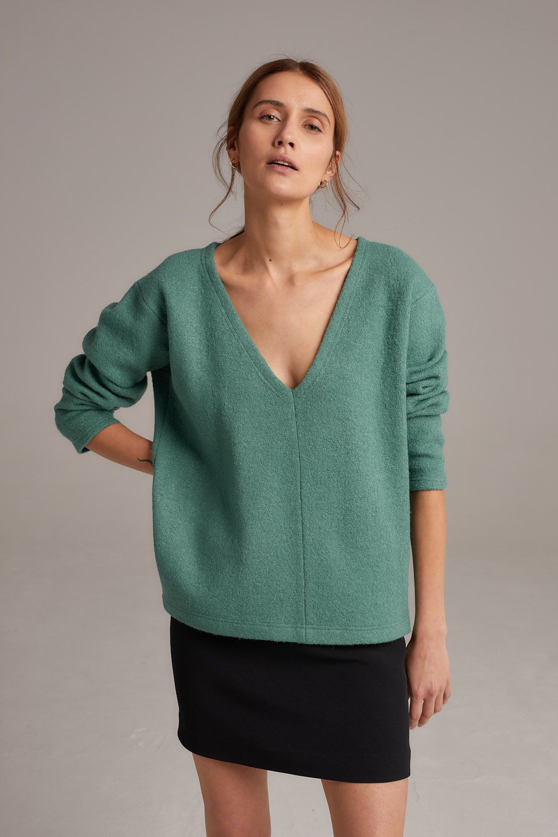 sweter-z-glebokim-dekoltem-zielony-1