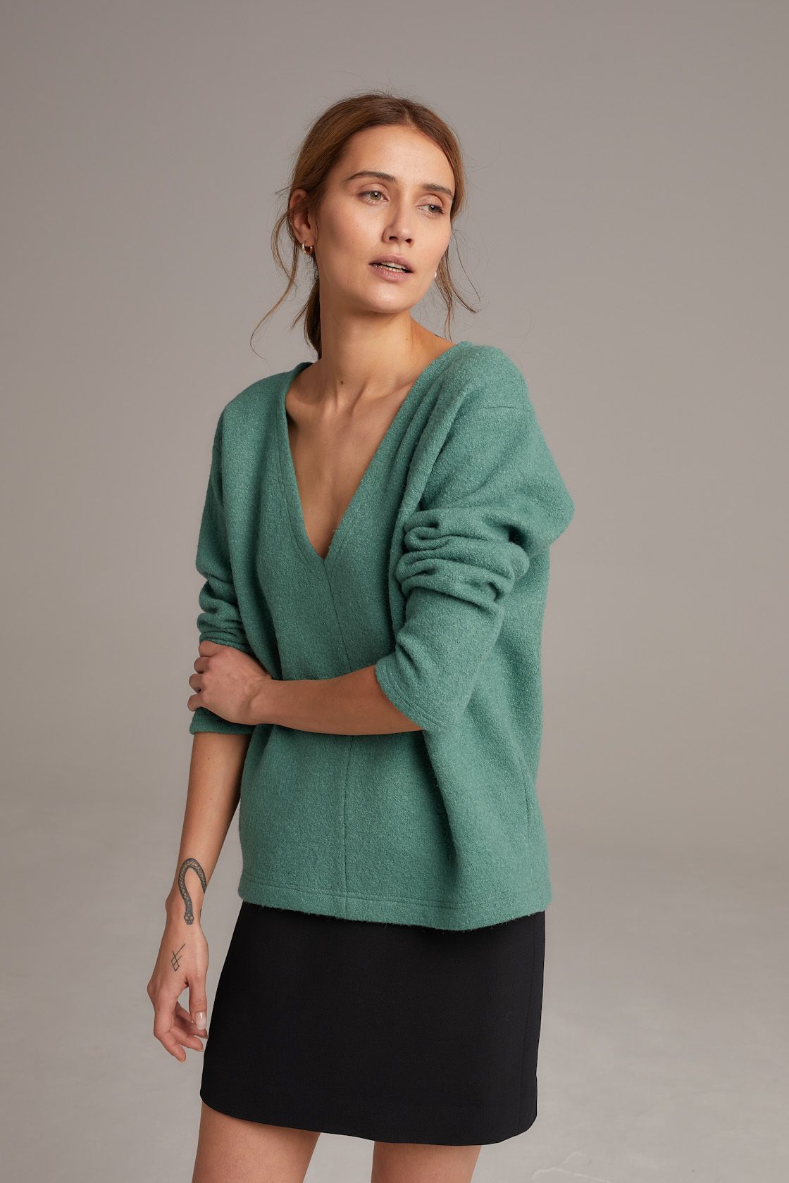 Sweter wełniany z dekoltem zielony Cerklewicz