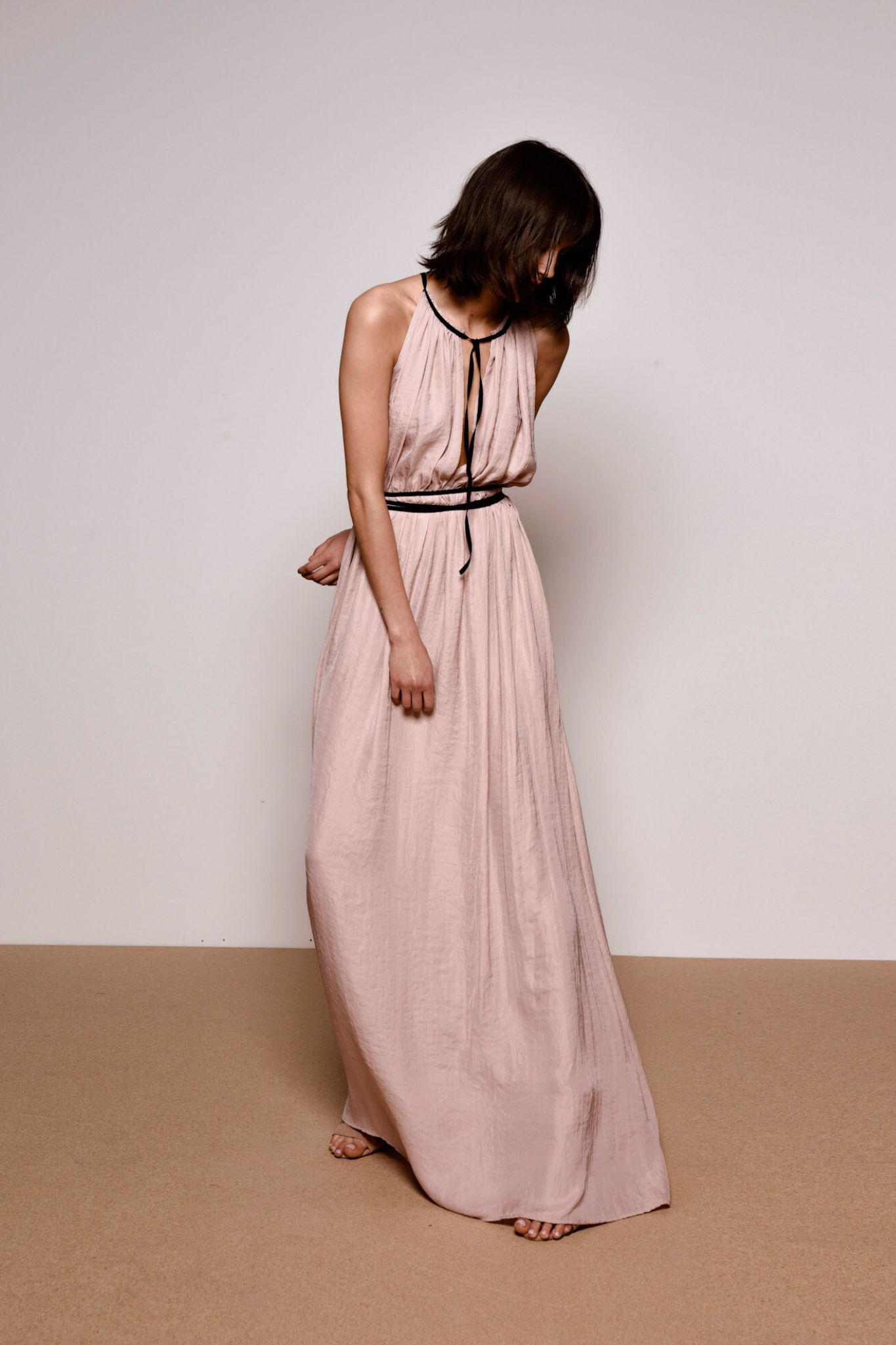 Długa sukienka z tasiemkami - obrazek 2