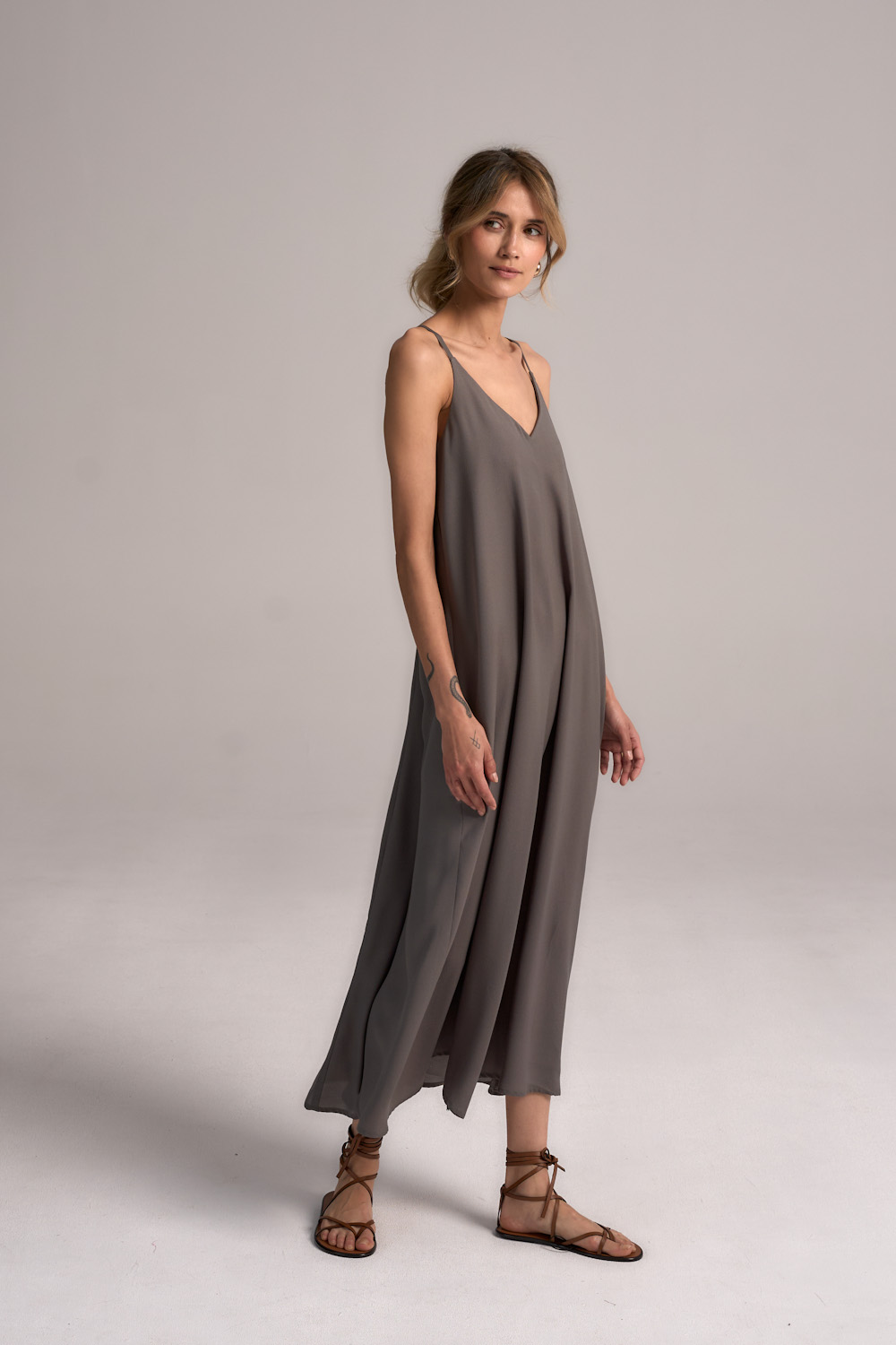 Trapezowa sukienka midi na ramiączkach